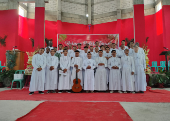 Coro dos irmãos na primeira missa na igreja YMY
